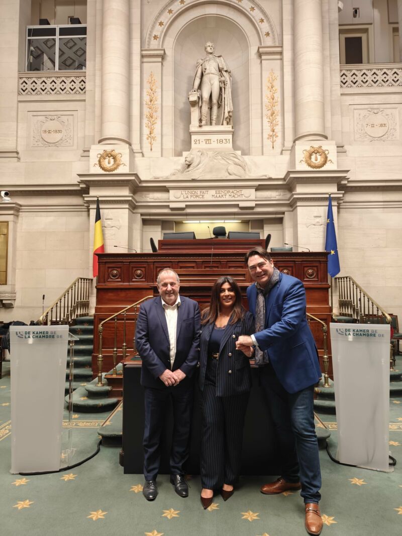 Image for the Tweet beginning: Le groupe @MR_officiel dépose une